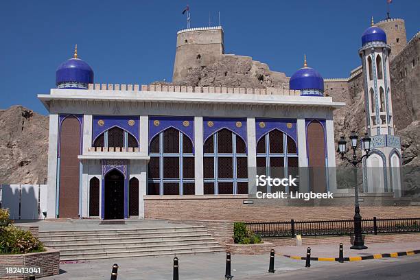 Photo libre de droit de Mosquée Al Mirani Fort Et De La Vieille Ville De Mascate banque d'images et plus d'images libres de droit de Adulte