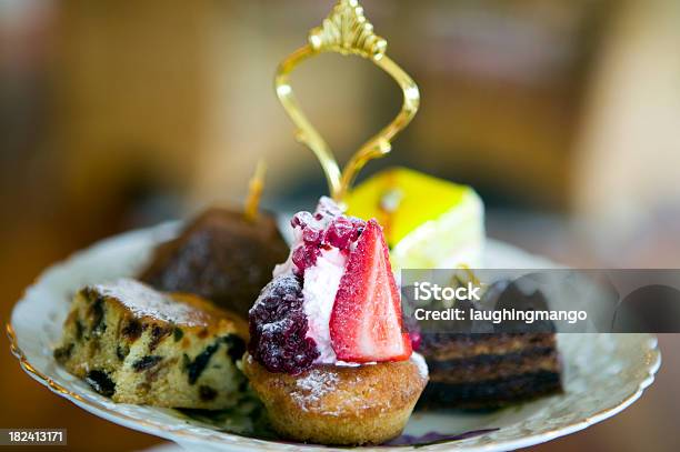 Strawberry Tart De Postres Foto de stock y más banco de imágenes de Hora del té - Plato de comida - Hora del té - Plato de comida, Al horno, Alimento