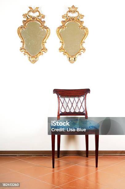 Vintage Cadeira Azul E Ouro Velho Par De Réplicas - Fotografias de stock e mais imagens de Antigo - Antigo, Antiguidade, Antiguidades