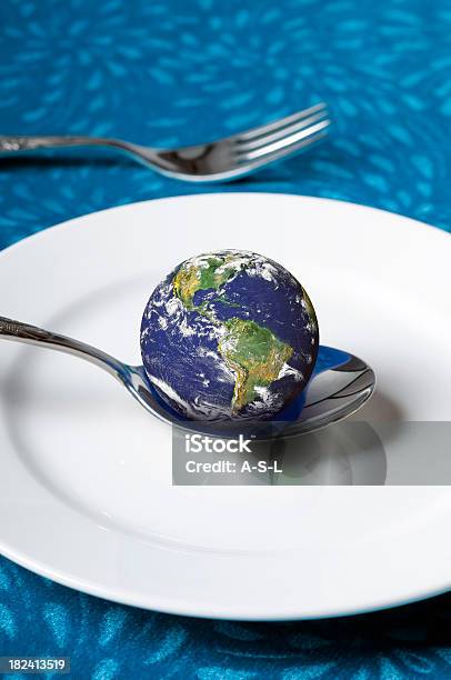 지구별 On 숟가락을 음식에 대한 스톡 사진 및 기타 이미지 - 음식, 지구본, 행성