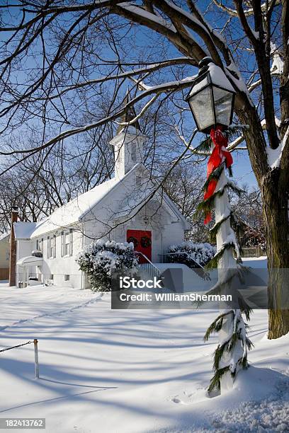 Photo libre de droit de Snowy Pays Église De La Période De Noël banque d'images et plus d'images libres de droit de Noël - Noël, Église, Scène rurale