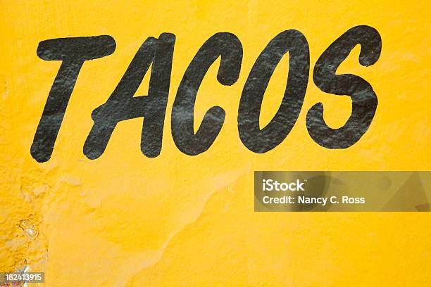 Melden Sie Sich Auf Leuchtend Gelben Wand Tacos Speisen Mexiko Stockfoto und mehr Bilder von Schild
