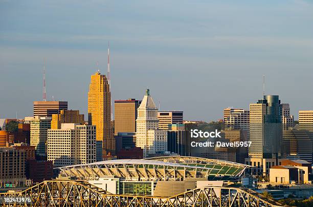Photo libre de droit de Panorama De Cincinnati Au Golden Heures Sur 24 banque d'images et plus d'images libres de droit de Paul Brown Stadium - Paul Brown Stadium, Cincinnati, Stade