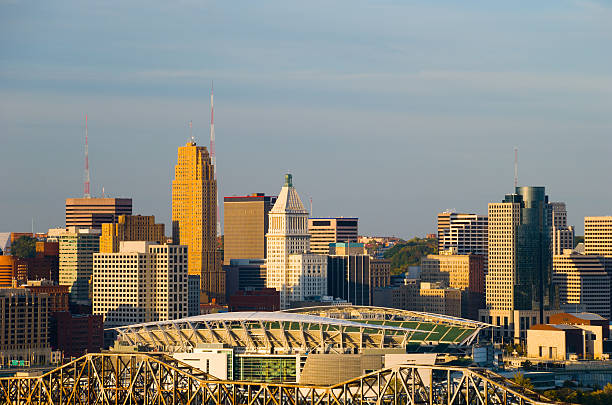 cincinnati skyline w golden godziny - stadion paul brown zdjęcia i obrazy z banku zdjęć