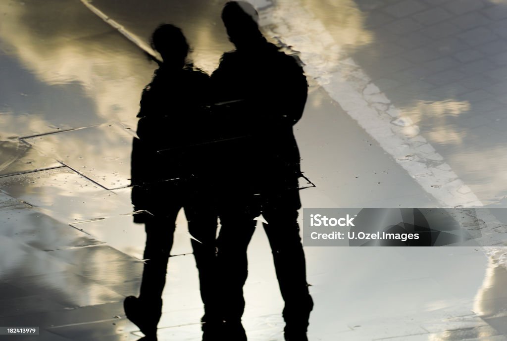 투명 커플입니다 토킹 및 산책 - 로열티 프리 남자 스톡 사진