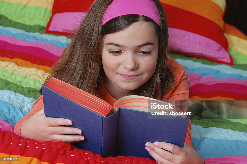 Mädchen lesen im Bett - Lizenzfrei Decke - Bettwäsche Stock-Foto