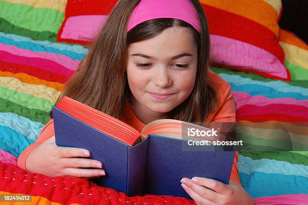 Mädchen Lesen Im Bett Stockfoto und mehr Bilder von Decke - Bettwäsche - Decke - Bettwäsche, Mädchen, Regenbogen