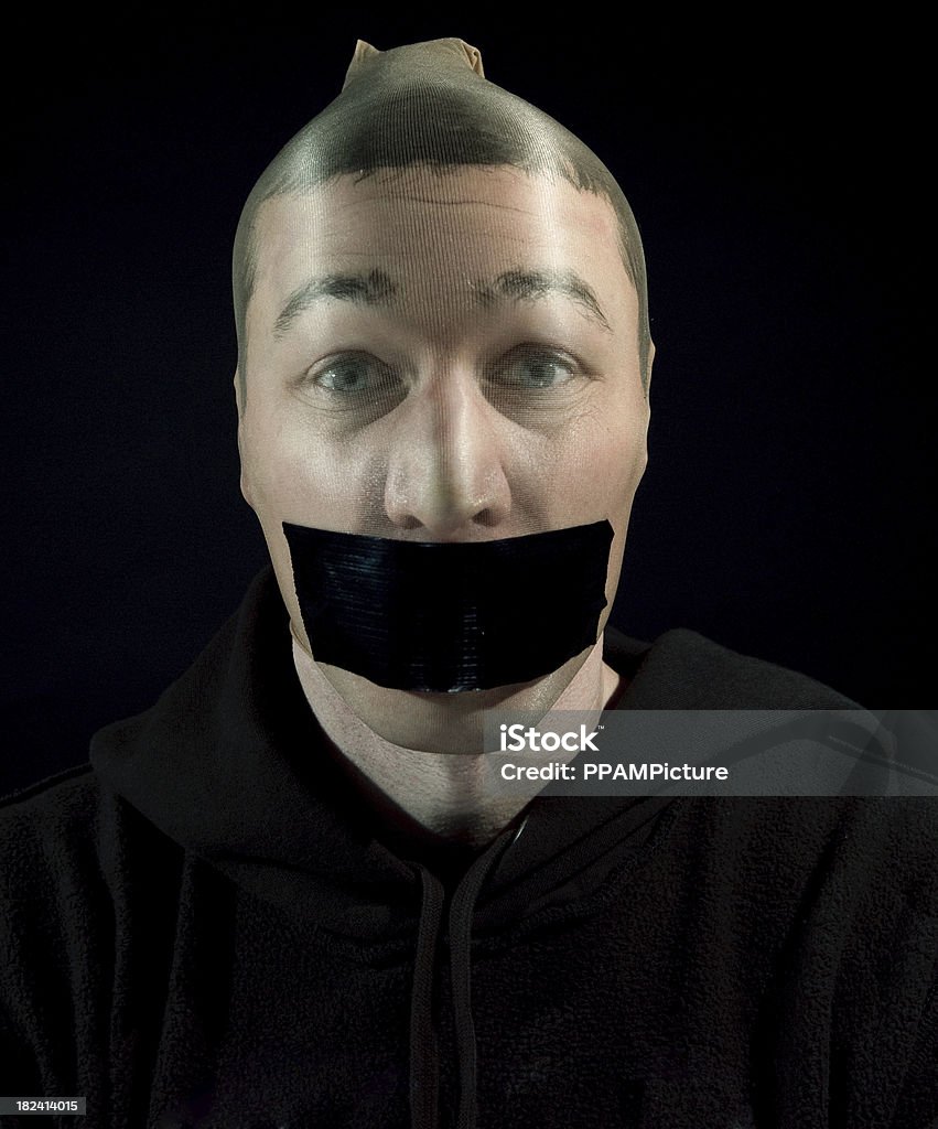 Retrato de un ladrón de casas gagged - Foto de stock de Acorralado libre de derechos