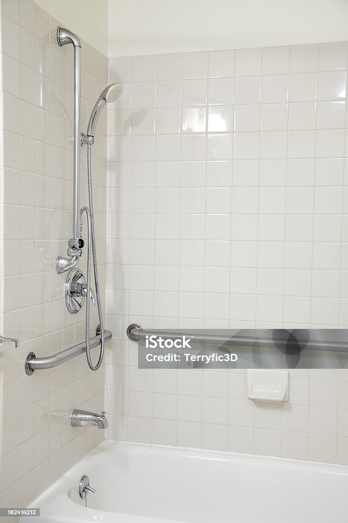 백색 타일 욕실 욕조 및 샤워기와 손잡이가 대한 장애 - 로열티 프리 욕조 스톡 사진
