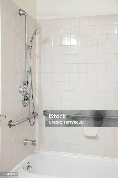 백색 타일 욕실 욕조 및 샤워기와 손잡이가 대한 장애 욕조에 대한 스톡 사진 및 기타 이미지 - 욕조, 0명, 가정의 방