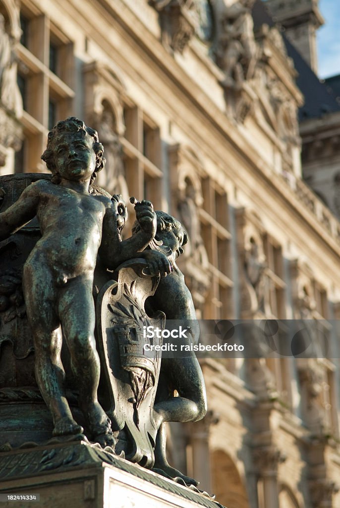 Statue di bronzo davanti Hotel de Ville, Parigi, Francia - Foto stock royalty-free di Architettura