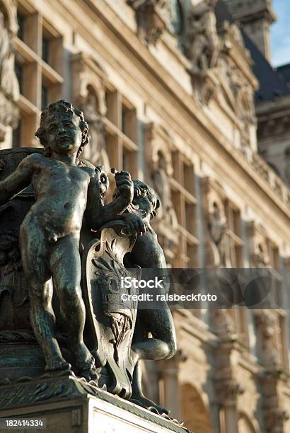 Bronze Estátuas Em Frente Do Hotel De Ville De Paris França - Fotografias de stock e mais imagens de Arquitetura