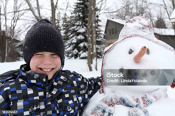 Niño Y Muñeco De Nieve Foto de stock y más banco de imágenes de Muñeco de nieve - Muñeco de nieve, Casa, Gente común y corriente