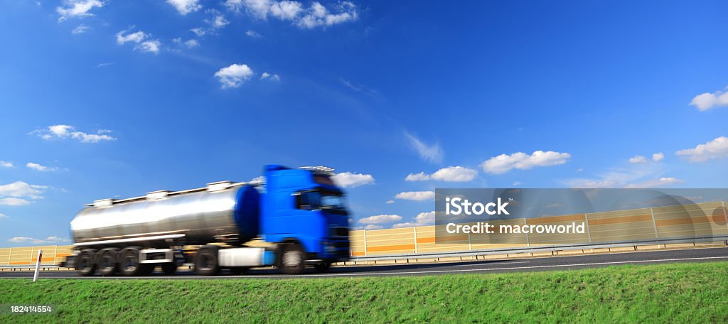 Blu cielo blu su camion - Foto stock royalty-free di TIR