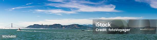 San Francisco Bay Sausalito Golden Gate Bridge Barcos Ocean Panorama - Fotografias de stock e mais imagens de Azul