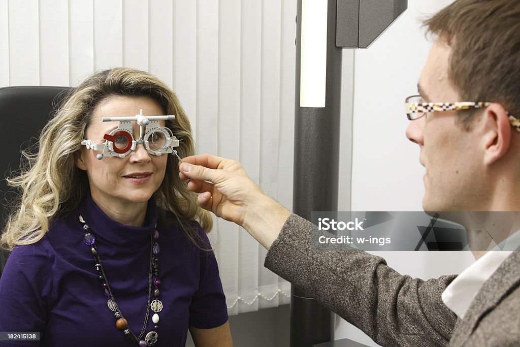 Проверка зрения с измерением очках - Стоковые фото Женщины роялти-фри