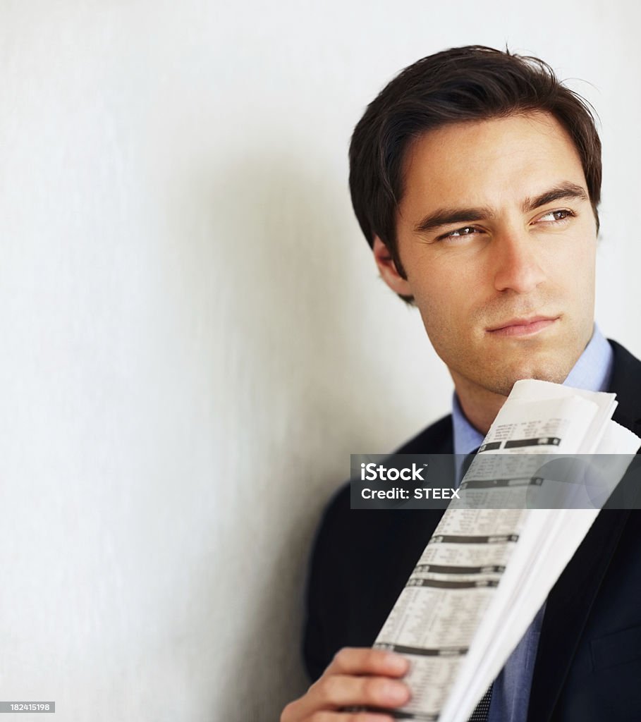Pensativa jovem homem de negócios segurando um jornal - Foto de stock de 20 Anos royalty-free