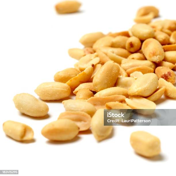 Gesalzenen Erdnüsse Stockfoto und mehr Bilder von Erdnuss - Erdnuss, Freisteller – Neutraler Hintergrund, Geröstet