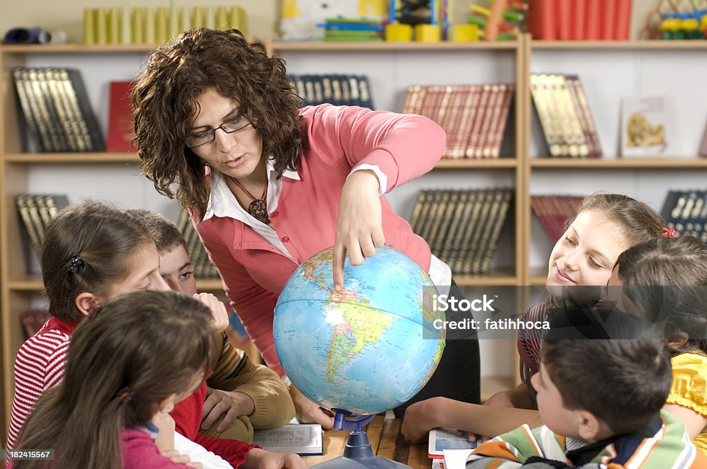 生徒と教師 - 地球儀のロイヤリティフリーストックフォト
