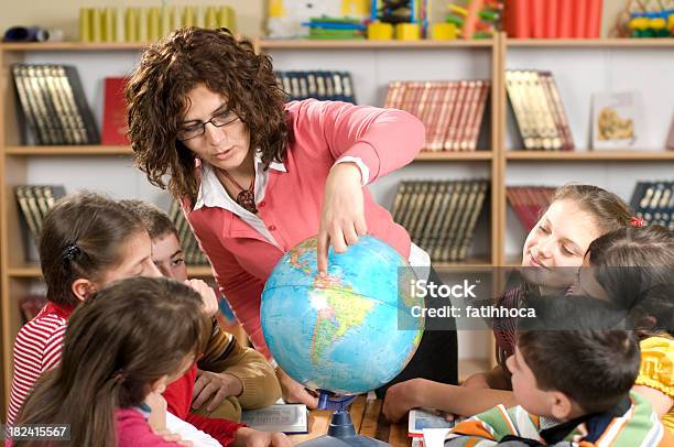 生徒と教師 - 地球儀のストックフォトや画像を多数ご用意 - 地球儀, 教師, 学生