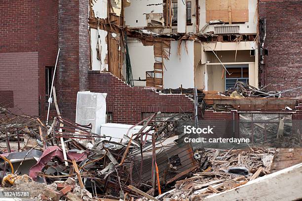 Erdbeben Oder Natürliche Disaser Zerstörung Und Verwüstung Alten Backsteingebäude Stockfoto und mehr Bilder von Abbrechen