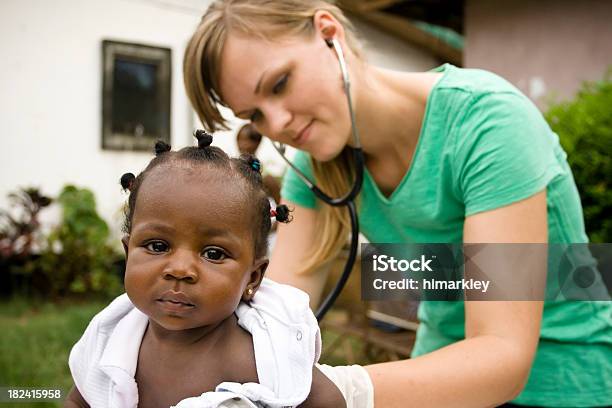 Profissional Da Saúde - Fotografias de stock e mais imagens de Missionário - Missionário, Cuidados de Saúde e Medicina, África