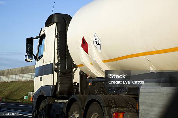 燃料タンカー - 大型トレーラーのストックフォトや画像を多数ご用意 - 大型トレーラー, 貯蔵タンク, 輸送コンテナ