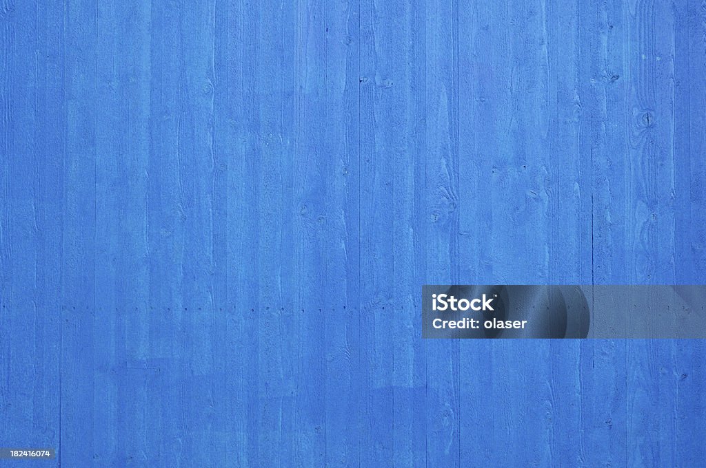 Frescos recém-pintados limpa azul na parede de tábua de madeira - Foto de stock de Azul royalty-free