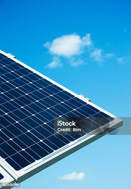 Solarenergie Panels Gegen Blauen Himmel Stockfoto und mehr Bilder von Ausrüstung und Geräte - Ausrüstung und Geräte, Bildkomposition und Technik, Blau