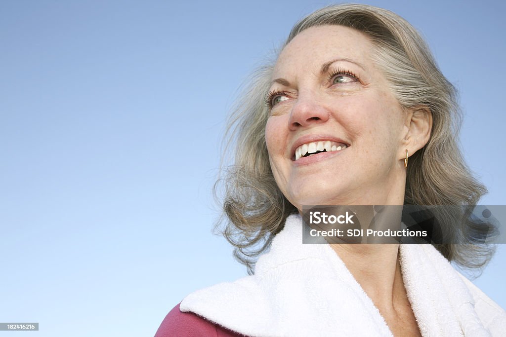 Senior donna adulta all'aperto con esercizio asciugamano - Foto stock royalty-free di 60-69 anni