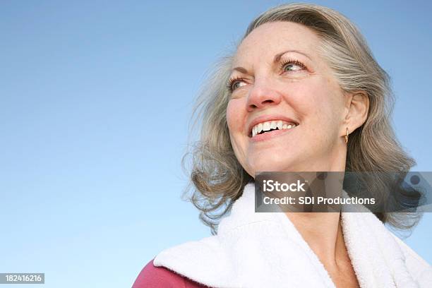 Senior Donna Adulta Allaperto Con Esercizio Asciugamano - Fotografie stock e altre immagini di 60-69 anni