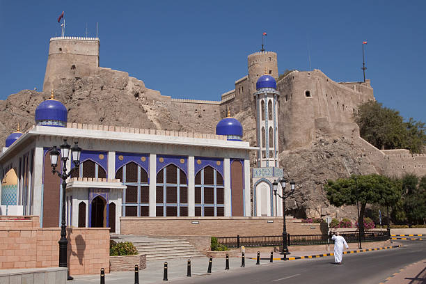 mesquita de al mirani e forte, old muscat - al mirani imagens e fotografias de stock