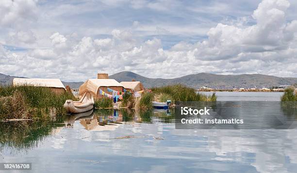 Reed Islandlake Titicaca In Peru Stockfoto und mehr Bilder von Anden - Anden, Berg, Bretterbude