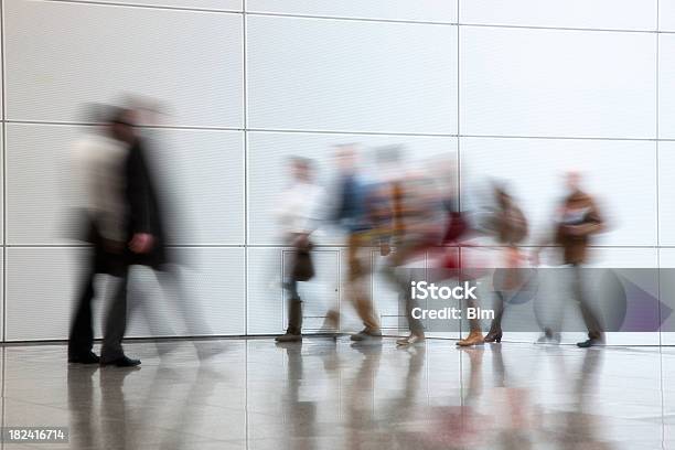 Ludzie Chodzić W Korytarzu - zdjęcia stockowe i więcej obrazów Biznes - Biznes, Ludzie, Miasto
