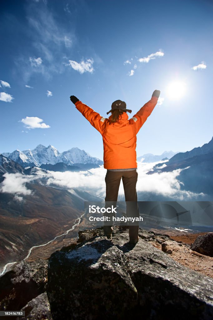 Mulher levantar seus braços na vitória, Parque Nacional do Monte Everest - Royalty-free Acima Foto de stock