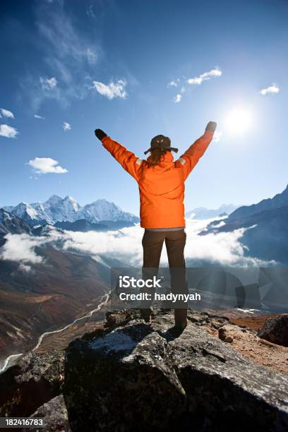 Mulher Levantar Seus Braços Na Vitória Parque Nacional Do Monte Everest - Fotografias de stock e mais imagens de Acima