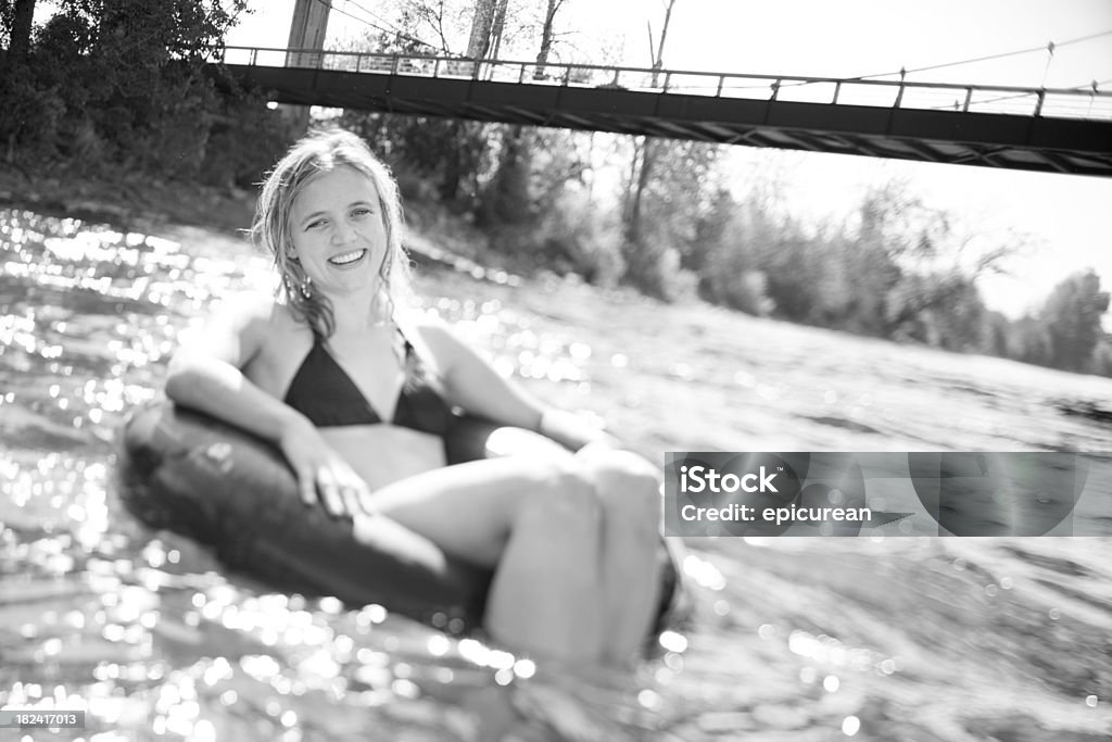 Relajación sobre el río de verano - Foto de stock de 20 a 29 años libre de derechos