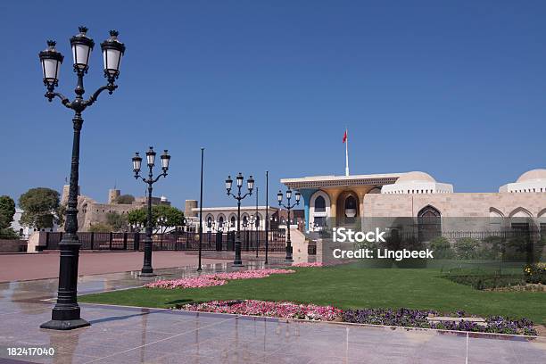 Foto de Al Alam Palace E Mirani Fort Na Velha Muscat e mais fotos de stock de Antigo - Antigo, Arabesco - Estilo, Arco - Característica arquitetônica