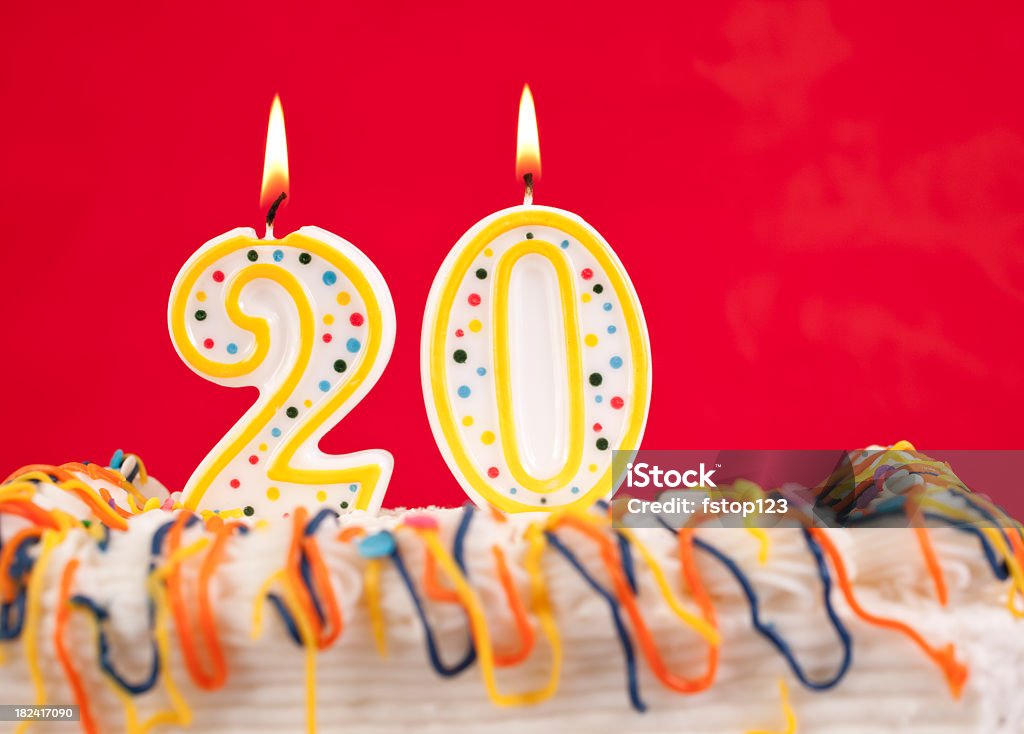 Die Geburtstag Kuchen mit Nummer 20 buring Kerzen. Roter Hintergrund. - Lizenzfrei Bildkomposition und Technik Stock-Foto