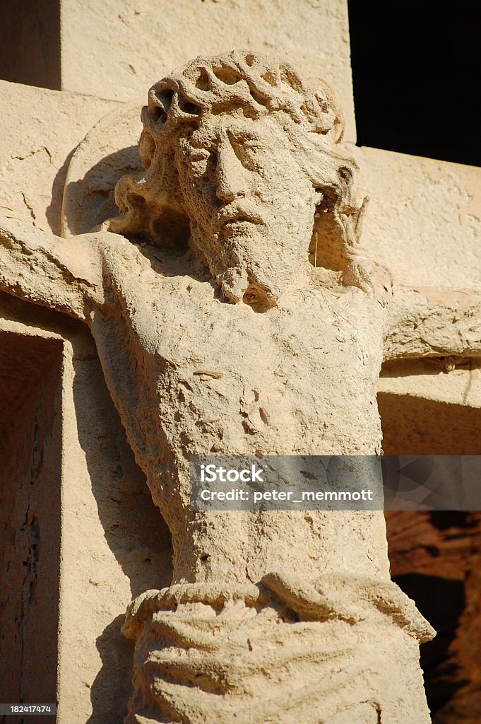 Stone crucifijo monumento - Foto de stock de Castillo de Bamburgh libre de derechos