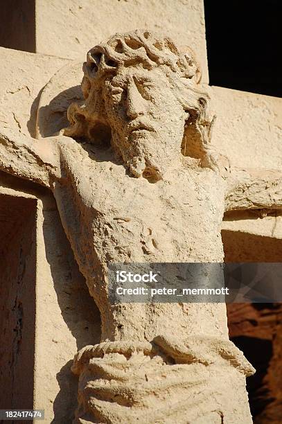 Stone Crucifijo Monumento Foto de stock y más banco de imágenes de Castillo de Bamburgh - Castillo de Bamburgh, Bamburgh, Castillo - Estructura de edificio