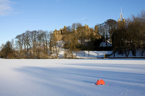 linlithgow pałac patrząc na zamrożone loch w zimie. - linlithgow palace zdjęcia i obrazy z banku zdjęć