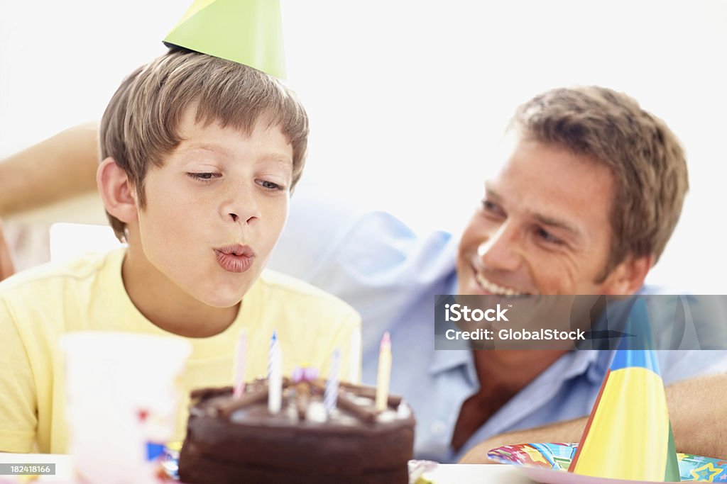 Lindo menino soprando velas de aniversário da - Foto de stock de 12-13 Anos royalty-free