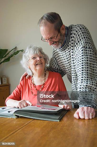 Memorias Foto de stock y más banco de imágenes de Álbum de recuerdos - Álbum de recuerdos, Parejas, Tercera edad