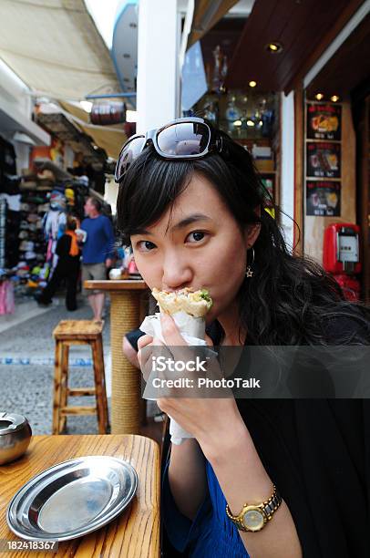 Weibliche Reisende An Der Snackbarxl Stockfoto und mehr Bilder von Burritos - Burritos, Essen - Mund benutzen, Frauen