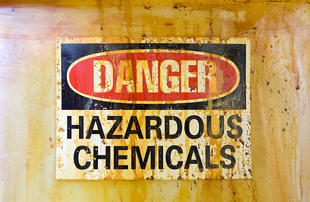 niebezpieczeństwo znak niebezpiecznych chemicznych na sklepienie - toxic substance zdjęcia i obrazy z banku zdjęć