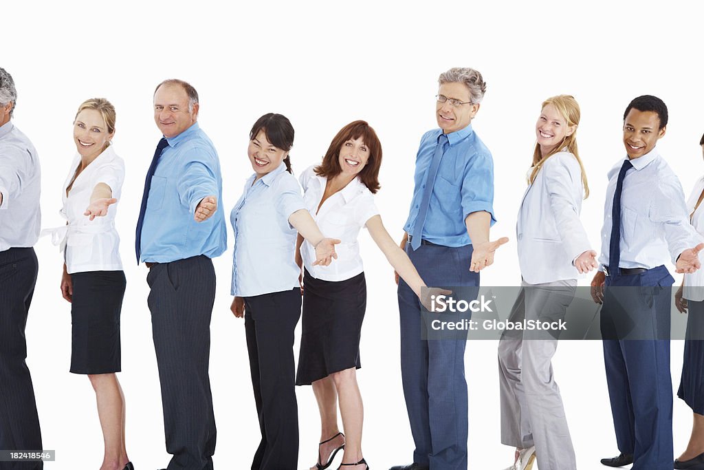Sonriendo las personas de negocios de pie en una línea - Foto de stock de 20 a 29 años libre de derechos