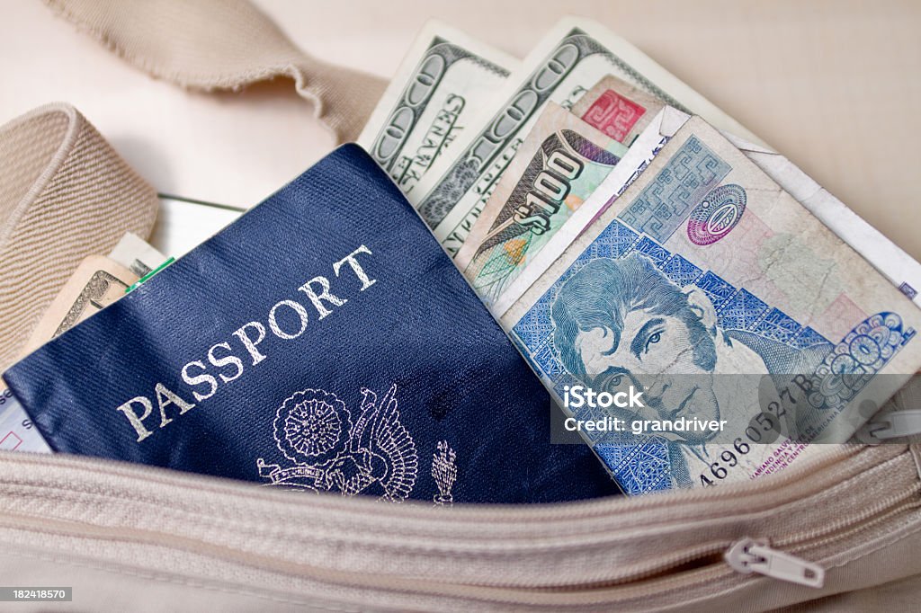 Passeport avec l'argent de monnaie dans une ceinture - Photo de Monnaie libre de droits