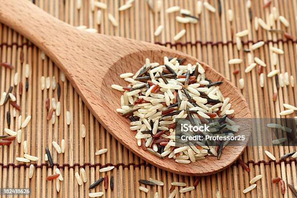 Mezclan Arroz En Una Cuchara De Madera Foto de stock y más banco de imágenes de Alimento - Alimento, Arroz - Comida básica, Arroz basmati