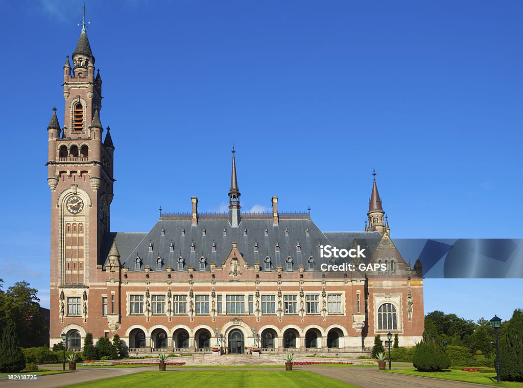 Esterno dell'Aia Palazzo della pace contro un cielo blu - Foto stock royalty-free di L'Aia